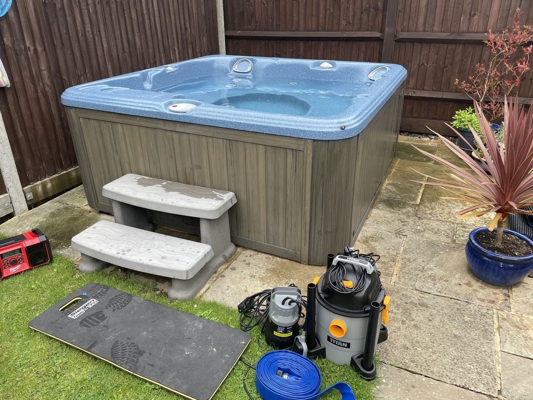 Hot tub deep clean and system flush